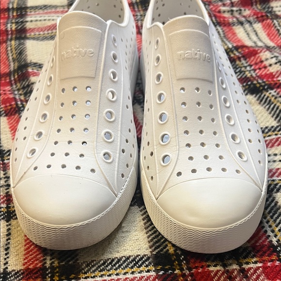 Native UNISEX White Perforated Slip-On Sneakers size 9 MENS or size 11 WOMEN’s - Picture 8 of 10